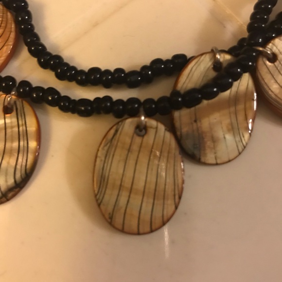 Black beaded necklace with brown shell-like pieces - Picture 4 of 6